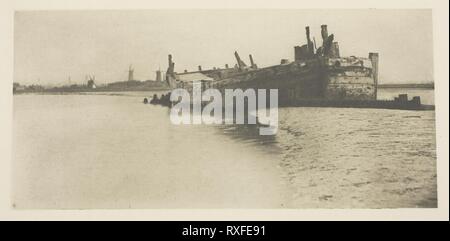 Das alte Schiff. Peter Henry Emerson; Englisch, geboren in Kuba, 1856-1936. Datum: 1887. Abmessungen: 9,5 x 20,1 cm (Bild); 24,7 × 30 cm (Papier). Photogravüren, PL. VII aus dem Album "wilde Leben auf eine Flutwelle Wasser: Die Abenteuer eines House-Boat und Ihre Crew' (1890), Edition 270/500. Herkunft: England. Museum: Das Chicago Art Institute. Stockfoto