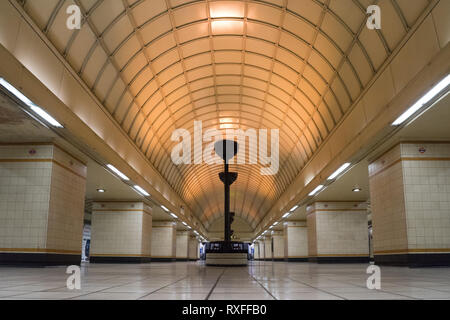 Londoner U-Bahnhof Gants Hill Plattform Stockfoto