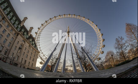 Suchen nach am London Eye aus seiner Halterung Kabel Stockfoto