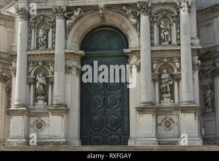 Türen zur Basilika Santa Maria della Salute in der Canal Grande, Venedig, Italien Stockfoto