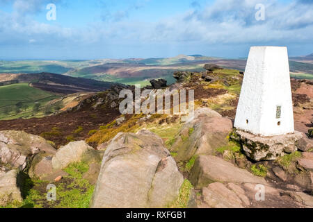 Trig point auf die Kakerlaken Ridge im Peak District National Park, Großbritannien Stockfoto