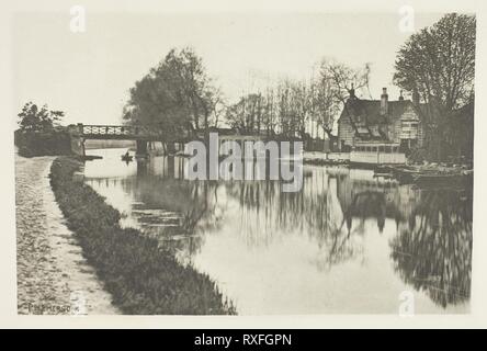 Die alte Roggen House Inn. Peter Henry Emerson; Englisch, geboren in Kuba, 1856-1936. Datum: 1888. Abmessungen: 12,9 x 19,5 cm (Bild); 15 × 21,3 cm (Papier); 24,8 × 32,1 cm (album Seite). Photogravüre, Platte XV aus dem Album 'The Compleat Angler oder Erholung des kontemplativen Menschen, Band I" (1888), Ausgabe 109/250. Herkunft: England. Museum: Das Chicago Art Institute. Stockfoto