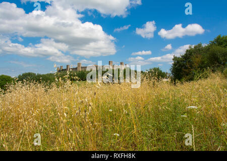 Monteriggioni, eine ummauerte Stadt in der Toskana, Italien, bekannt für seine mittelalterliche Festungen und Türmen. Die Mauern der Burg bieten einen Ausblick auf die umliegende Region Chianti. Stockfoto