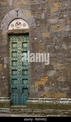 Eingang des Baptisterium San Giovanni in Volterra, eine ummauerte Stadt südwestlich von Florenz, Italien Stockfoto