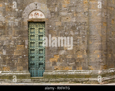 Eingang des Baptisterium San Giovanni in Volterra, eine ummauerte Stadt südwestlich von Florenz, Italien Stockfoto