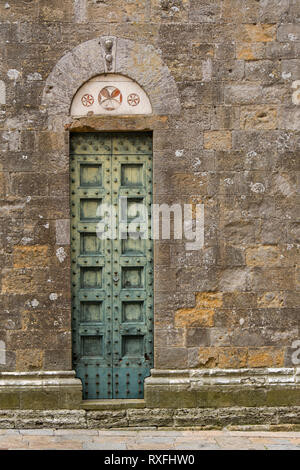 Eingang des Baptisterium San Giovanni in Volterra, eine ummauerte Stadt südwestlich von Florenz, Italien Stockfoto