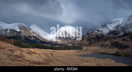 Stob Dubh und Stob Coire Altruim (Buachaille Etive Mor) von Lochan Urr, Glen Etive, Schottland Stockfoto