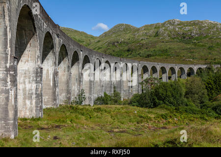 Der Blick auf die Bögen der Glenfinnan Viadukt, Inverness-shire, Schottland Stockfoto