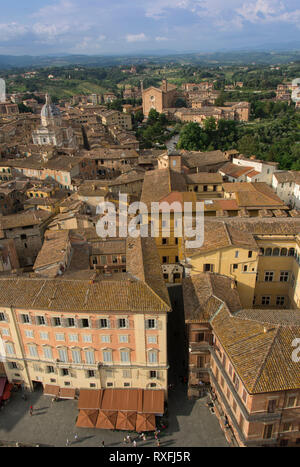 Blick auf Siena, vom Torre del Mangia Siena, Turm der Esser in Siena, Toskana, Italien Stockfoto