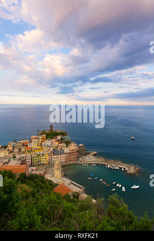 Geschützten Hafen von Vernazza, eine Gemeinde in der Provinz von La Spezia, Ligurien, nordwestlichen Italien. Es ist eines der fünf Städte, die die Region Cinque Terre machen Stockfoto