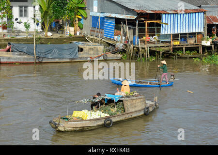 Phong Dien, Vietnam - am 31. Dezember 2017. Mit dem Boot auf dem Fluss am Phong Dien schwimmenden Markt in der Nähe von Can Tho im Mekong Delta Stockfoto