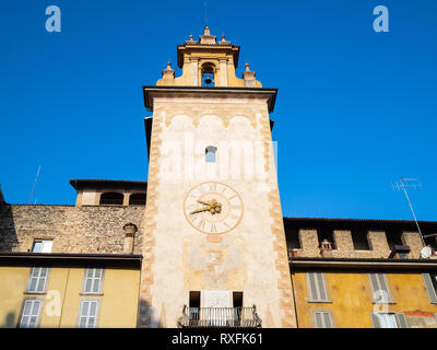 Reisen nach Italien - Uhrturm (Torre della Campanella, Torre della Cittadella) auf der Piazza della Cittadella in Citta Alta (Oberstadt) von Bergamo Stadt, Stockfoto