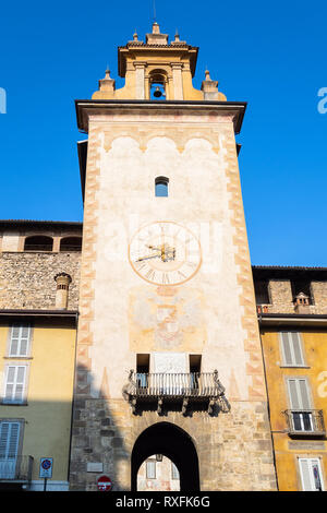 Reisen nach Italien - Uhr Glockenturm (Torre della Campanella, Torre della Cittadella) auf der Piazza della Cittadella in Citta Alta (Oberstadt) von Bergamo c Stockfoto