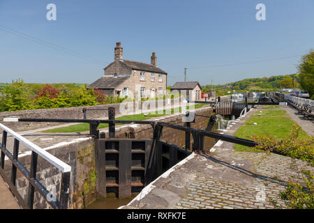 Die Schleusentore und lock keepers Cottage auf dem Leeds Liverpool Canal an wheelton Lancashire Stockfoto