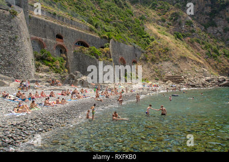 Strand bei Riomaggiore, einem Dorf in der Gemeinde in der Provinz La Spezia, in einem kleinen Tal in der Region Ligurien in Italien Stockfoto