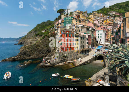 Riomaggiore, einem Dorf in der Gemeinde in der Provinz La Spezia, in einem kleinen Tal in der Region Ligurien in Italien Stockfoto