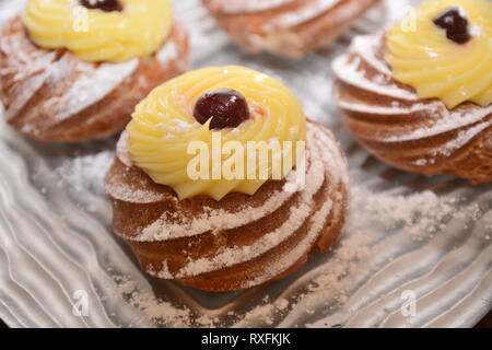 Italienische dessert Zeppole di San Giuseppe süße neapolitanische Essen sud Italien Küche Stockfoto