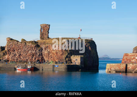 Hafen und Dunbar Dunbar Castle mit North Berwick Gesetz im Hintergrund. Dunbar, East Lothian, Schottland Stockfoto