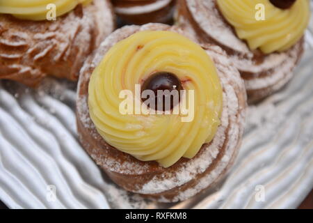 Italienische dessert Zeppole di San Giuseppe süße neapolitanische Essen sud Italien Küche Stockfoto