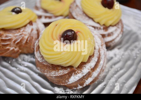Italienische dessert Zeppole di San Giuseppe süße neapolitanische Essen sud Italien Küche Stockfoto