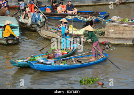 Phong Dien, Vietnam - am 31. Dezember 2017. Boot auf dem Fluss am Phong Dien schwimmenden Markt in der Nähe von Tho im Mekong Delta können Stockfoto