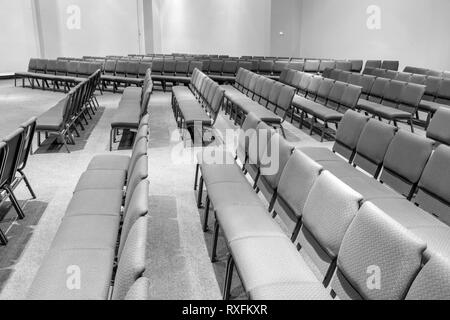 Horizontale schwarze und weiße Schuß von leeren Auditorium, der an der gegenüberliegenden Seite suchen. Stockfoto