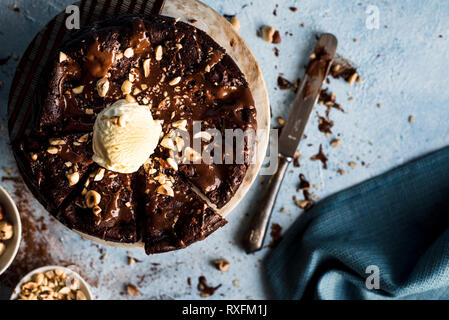 Schokoladenkuchen mit einer Kugel Vanilleeis Stockfoto