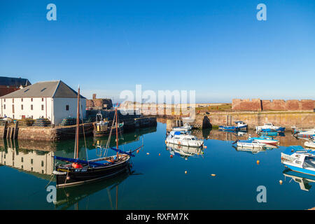 Ein altes Fischerboot in Dunbar alter Hafen, Dunbar, East Lothian, Schottland günstig Stockfoto