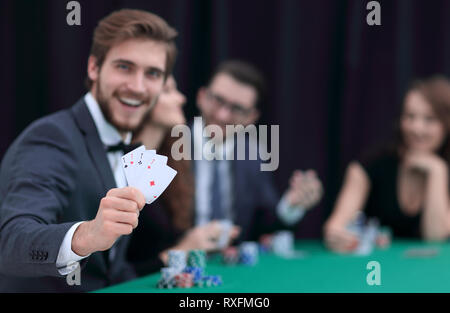 Spieler im Casino mit einer Kombination aus vier Asse. Stockfoto