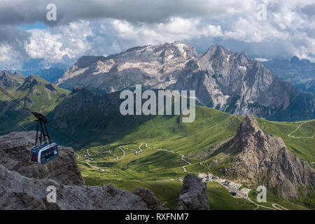 Seilbahn auf den Gipfel des Sass Pordoi mit Blick auf die Dolomiten Bergspitzen im Hintergrund Stockfoto