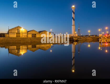 Der alte Leuchtturm von Ostende als "Lange Nelle "bei Einbruch der Dunkelheit bekannt Stockfoto