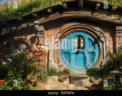 Blaue Tür von einem Hobbit Haus in der hobbiton Film in Neuseeland Stockfoto