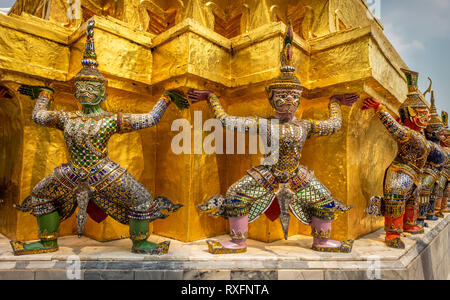 Riesen Unterstützung der Struktur der goldenen Chedi im Königlichen Palast in Bangkok. Stockfoto