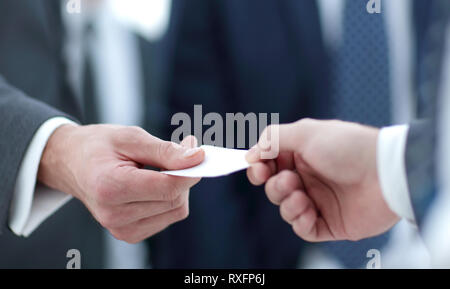 Geschäftsmann übergabe Business Card an den Partner. Stockfoto