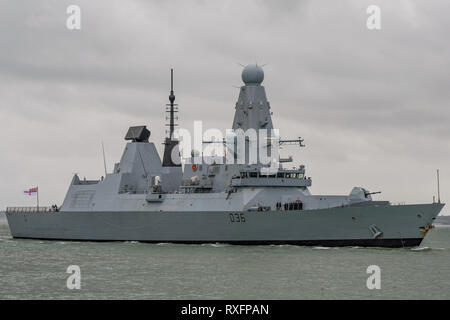 Royal Marine Kriegsschiff HMS Defender (Typ 45) Zerstörer, Portsmouth, UK auf 8/3/19 zurück, nachdem eine Patrouille, die Überwachung der russischen Marine Schiffe. Stockfoto