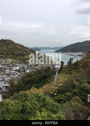 Toyoshima, Japan - Dezember 12, 2016: toyoshima Insel Blick vom Friedhof in Hiroshima, Japan Stockfoto