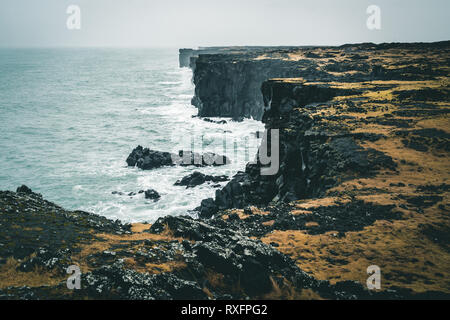 Orange Leuchtturm Svortuloft Skalasnagi Turm in Halbinsel Snaefellsnes, West Island an einem bewölkten Tag. Stockfoto