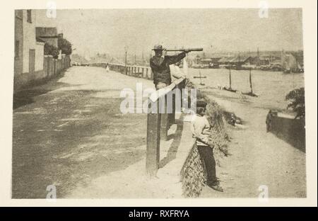 Auf der Look-Out. Peter Henry Emerson; Englisch, geboren in Kuba, 1856-1936. Datum: 1887. Abmessungen: 8,2 x 12,6 cm (Bild); 24,6 × 30 cm (Papier). Photogravüren, PL. VI aus dem Album 'wilde Leben auf eine Flutwelle Wasser: Die Abenteuer eines House-Boat und Ihre Crew' (1890), Edition 270/500. Herkunft: England. Museum: Das Chicago Art Institute. Stockfoto