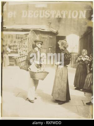 Marchand du Panier. Jean-Eugène - Auguste Atget; Französisch, 1857-1927. Datum: 1899-1900. Abmessungen: 22,6 x 17,8 cm (Bild/Papier). Gelatine Silber Drucken ausdrucken. Herkunft: Libourne. Museum: Das Chicago Art Institute. Stockfoto