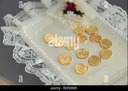 Arras Goldmünzen auf Silbertablett, Hochzeit Tradition Stockfoto