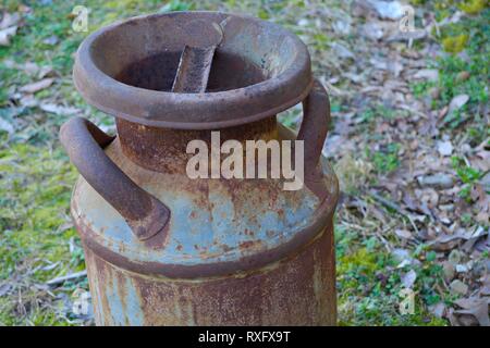 Alten grauen rosten Milch kann Stockfoto