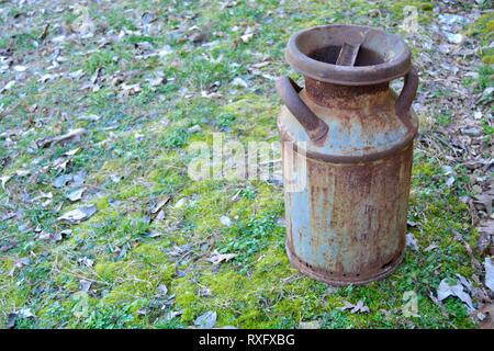 Alten grauen rosten Milch kann Stockfoto