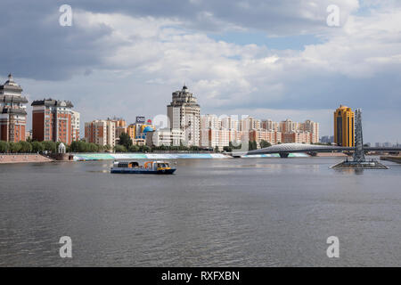 Astana, Kasachstan, 4. August 2018: die Skyline der Innenstadt von Astana mit Yesil Fluss im Sommer Stockfoto