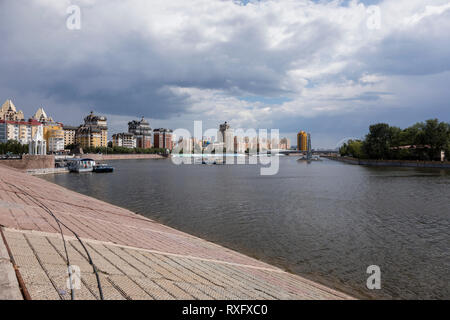 Astana, Kasachstan, 4. August 2018: die Skyline der Innenstadt von Astana mit Yesil Fluss im Sommer Stockfoto