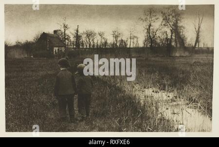 Eine Kröte im Pfad: Frühjahr in Norfolk. Peter Henry Emerson; Englisch, geboren in Kuba, 1856-1936. Datum: 1883-1887. Abmessungen: 16,1 x 26,2 cm (Bild/Papier); 33,8 × 42,3 cm (album Seite). Photogravüre, PL. XXVII aus dem Album Bilder von East Anglian Life' (1888). Herkunft: England. Museum: Das Chicago Art Institute. Stockfoto