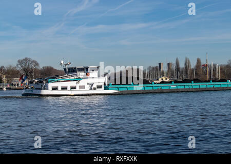 Transport von Kohle, entlang der Kanäle von Amsterdam, die Niederlande Februar 2019 Stockfoto