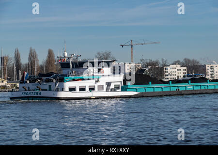 Transport von Kohle, entlang der Kanäle von Amsterdam, die Niederlande Februar 2019 Stockfoto