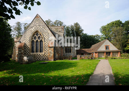 St Marys Kirche, Redbourn, Hertfordshire, steht in einem großen, geschlossenen Kirchhof. Stockfoto