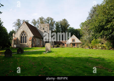 St Marys Kirche, Redbourn, Hertfordshire, steht in einem großen, geschlossenen Kirchhof. Stockfoto