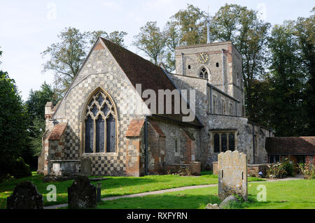 St Marys Kirche, Redbourn, Hertfordshire, steht in einem großen, geschlossenen Kirchhof. Stockfoto